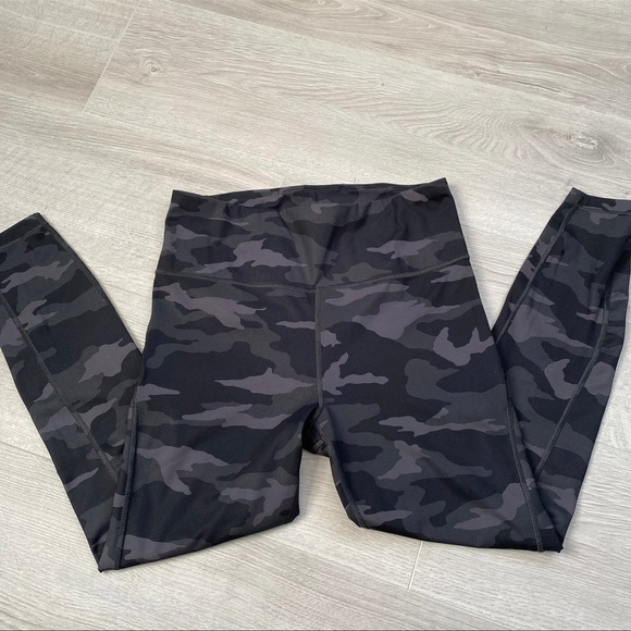 Leggings Athleta camo leggings ULTIMATE 7/8 TIGHT size S - Picture 2 of 8